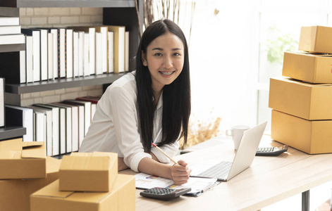 年轻的亚洲女性创业小企业主与dig合作快乐的男性和女性最好的朋友在