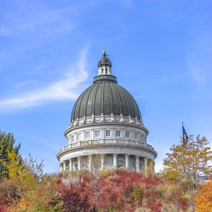 把宏伟的犹他州首府大楼的穹顶摆成方形照片