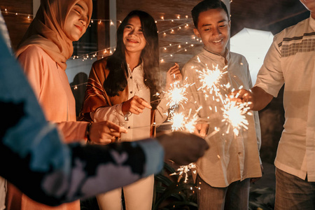 晚上在海滩放烟火表演一群人在露营地放烟花晚上放烟花.