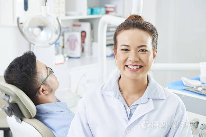 椅子 治疗 医生 牙医 卫生 口腔科 男人 站立 微笑 女人