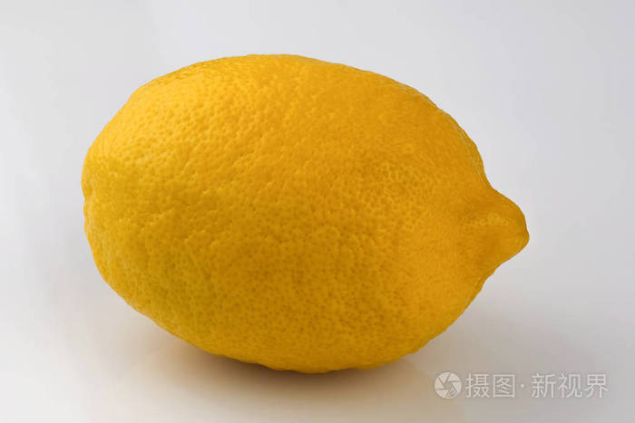一个新鲜成熟的柠檬