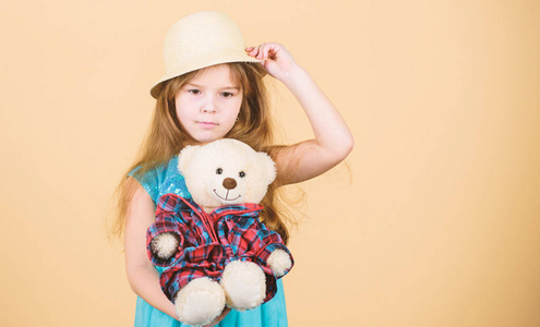 美女抱娃娃图片