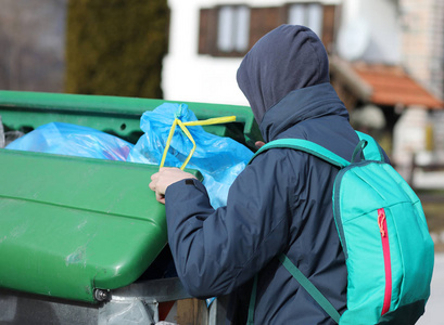 儿童找东西图片