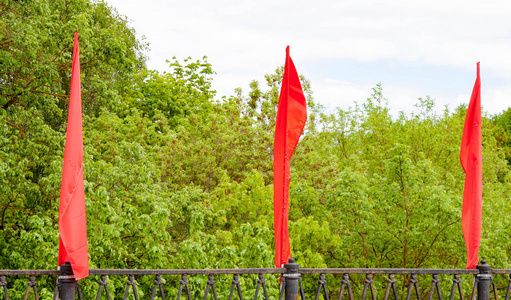 三面红旗迎风飘扬.桥梁的节日装饰摄影图