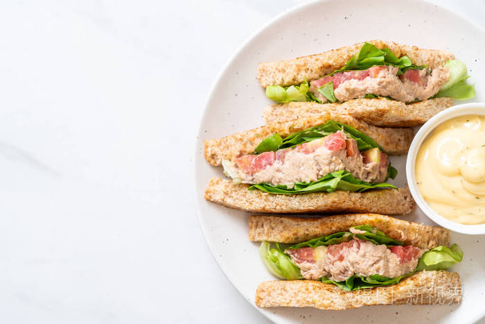homemade tuna sandwich