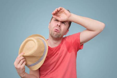 摘下帽子造型扁塌又尴尬图片