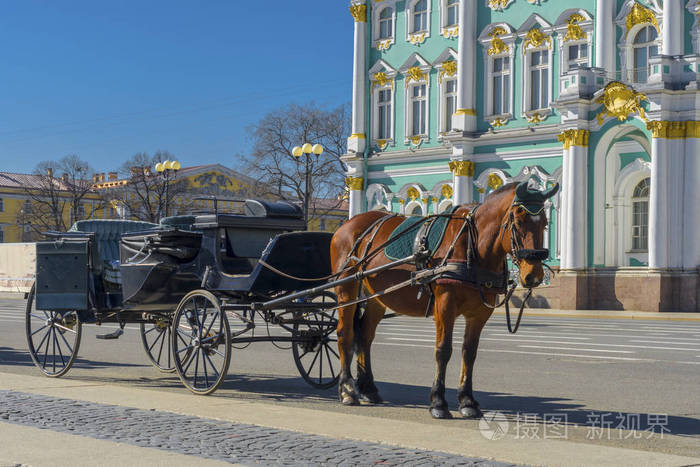 俄罗斯圣彼得堡宫殿广场冬宫hermitage博物馆前的老式复古马车历史