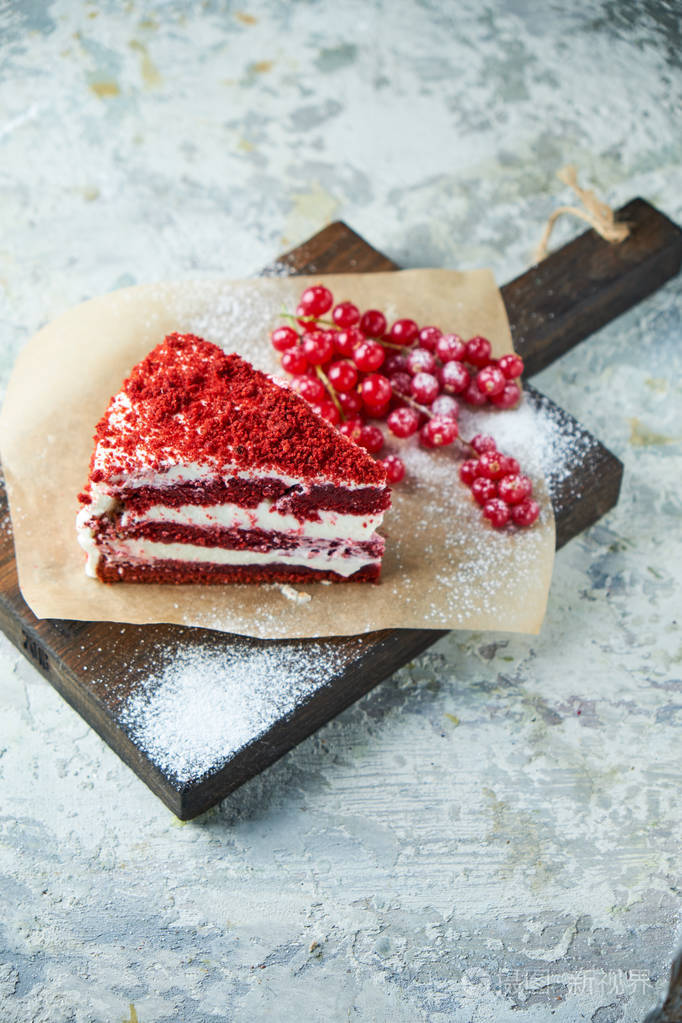 红丝绒蛋糕灰色纹理背景甜点食物链