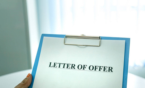 由潜在雇员签署的录用通知书照片