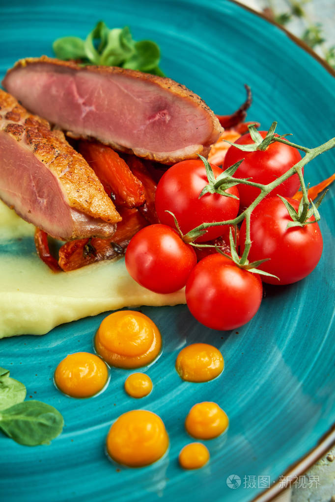 fried meat with shredded potatoes and tomatoes