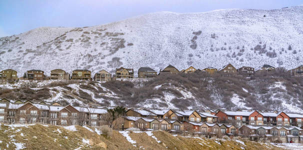 冬天积雪的山上漂亮的房子图片