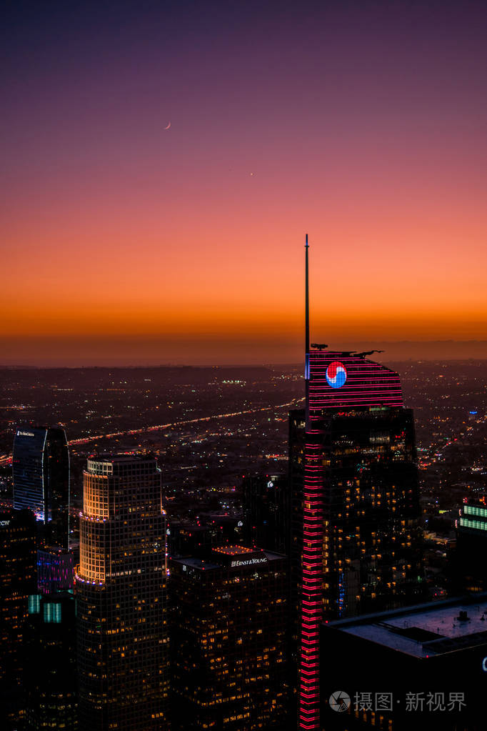 黄昏时分洛杉矶的最高点有一个美丽的日落