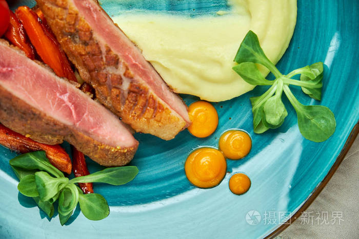 fried meat with shredded potatoes and tomatoes