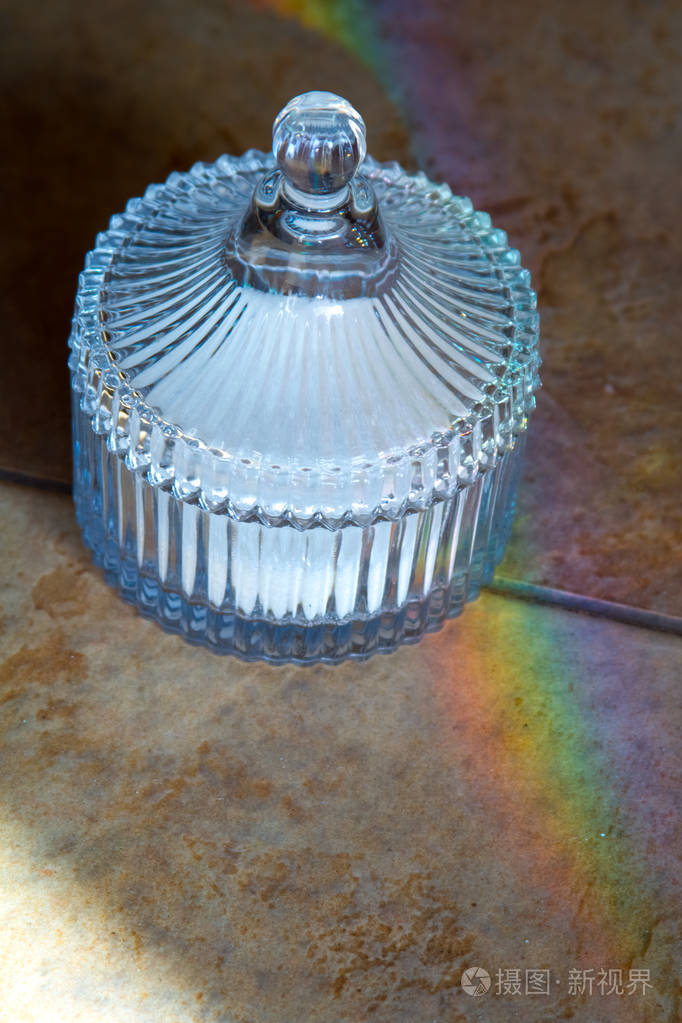 复古水晶糖碗与糖折射光和放出彩虹
