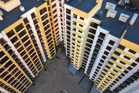 高层公寓建筑群鸟瞰图.带烟囱的蓝色平屋顶,内院,一排排窗户.