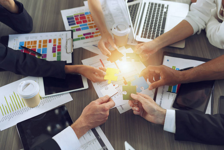 合作伙伴的团队合作.整合与创业的概念与拼图照片