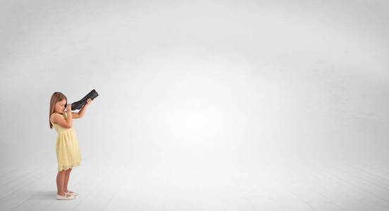 孩子透过望远镜看到一片空白照片