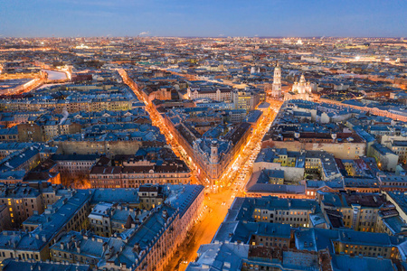 从圣彼得堡市中心俯瞰夜景.照片