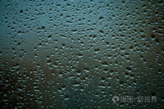 背景或纹理它是许多小雨滴落在窗户玻璃上春天的雨天