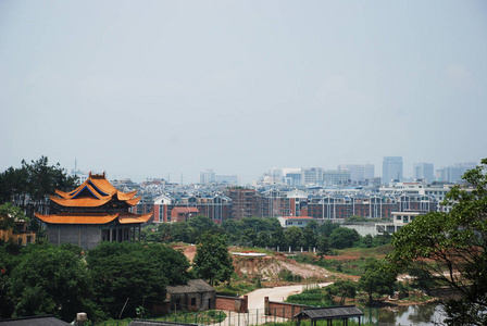 中国城市背景下的中国寺庙图片