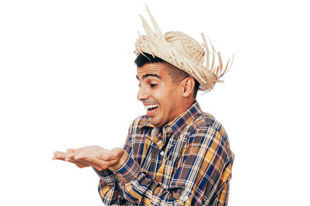 巴西男子穿着传统服装参加junina节日-六月-白色背景孤立照片