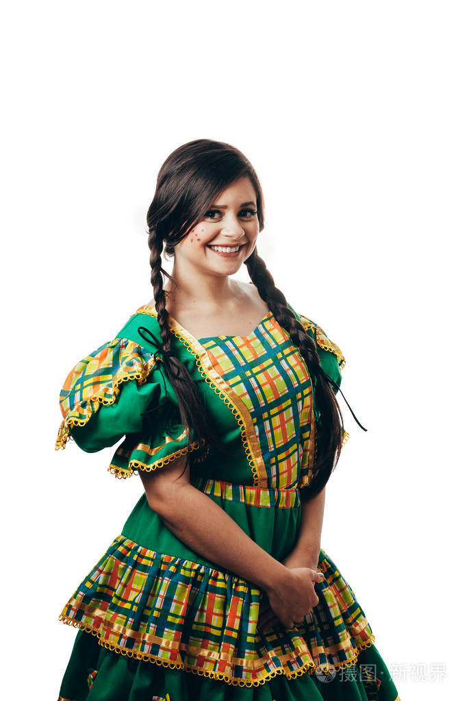 巴西女孩穿着典型的服装参加六月的节日