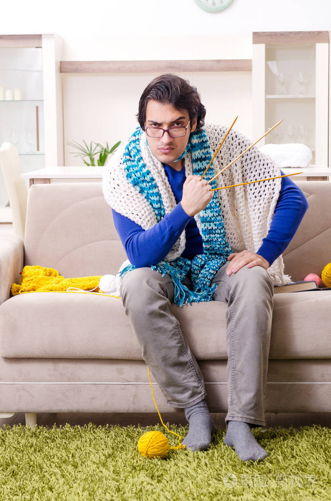 年轻帅哥在家织毛衣