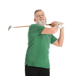 在白色背景上打高尔夫球的老人图片