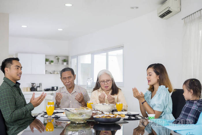 亚洲大家庭饭前一起祈祷