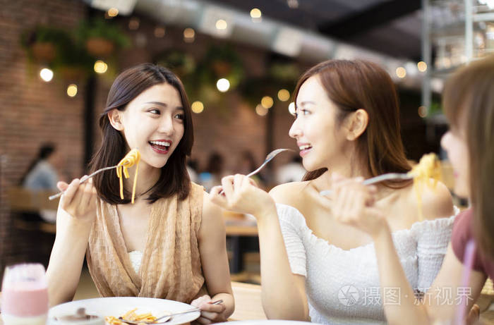 一群快乐的朋友在餐厅吃饭