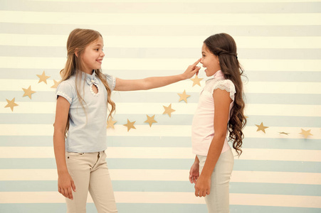 女孩最好的朋友参与了沟通游戏摸她的鼻子.互动技巧.