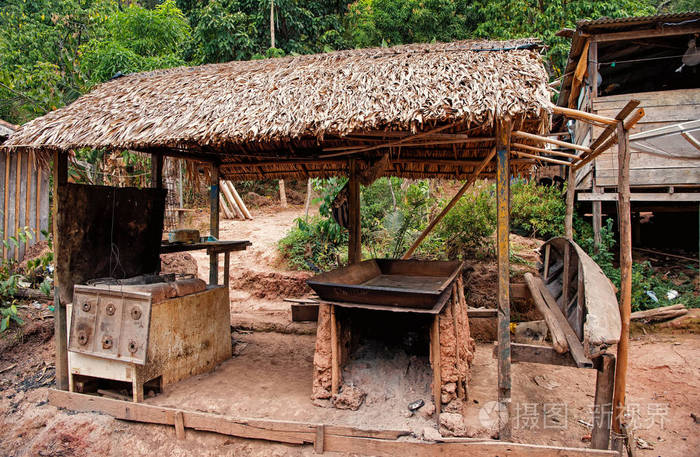 巴西瓦莱里亚的小屋.干草屋顶的原始民居小屋.