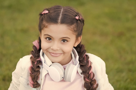 秋天的心情在耳机里为漂亮的女孩.难以置信的美丽.时尚之照片