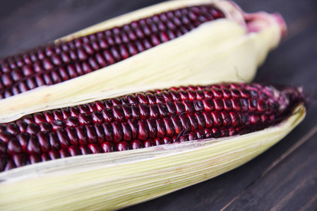 深木质背景的新鲜玉米棒紫玉米/暹罗红宝石q照片