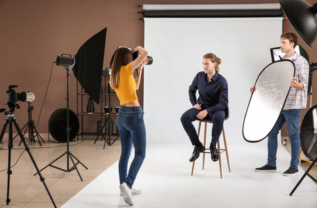 专业摄影师在工作室与模特合作照片