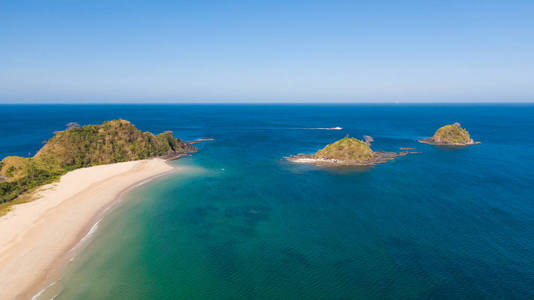 宽阔的海滩宽阔的热带海滩,白色沙滩和小岛,俯视.照片