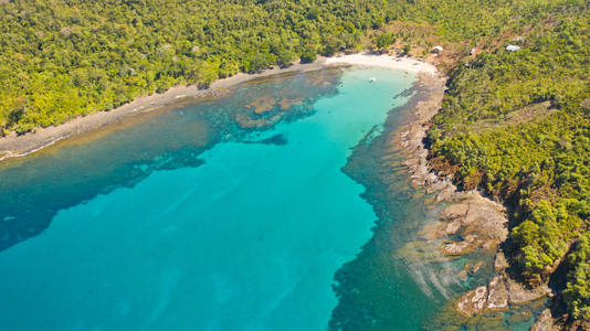 漂亮环礁湖和火山岛覆盖着茂密的森林,从上面俯瞰.照片