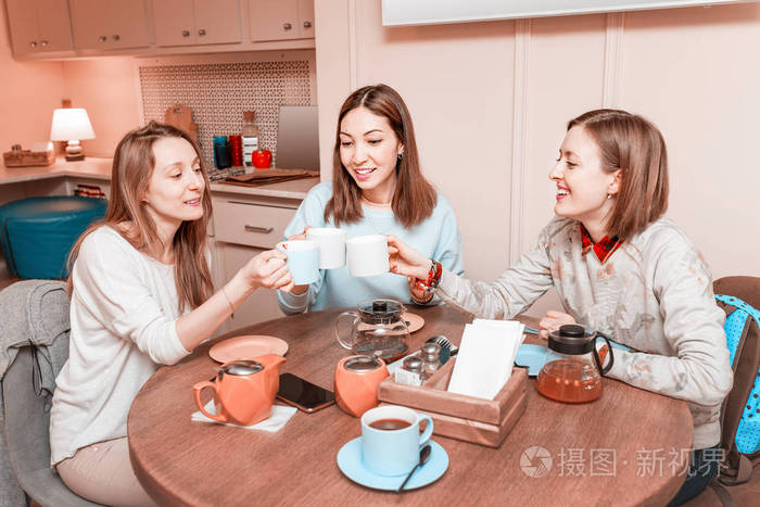 女朋友在家里聊天喝茶。沟通与关系概念