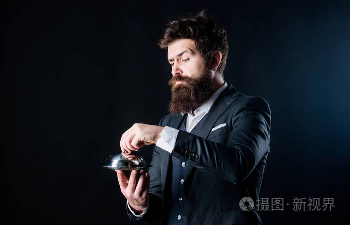 仆人拿着金属制的短上衣.男子打扮整齐的绅士正装拿着小衣裳.
