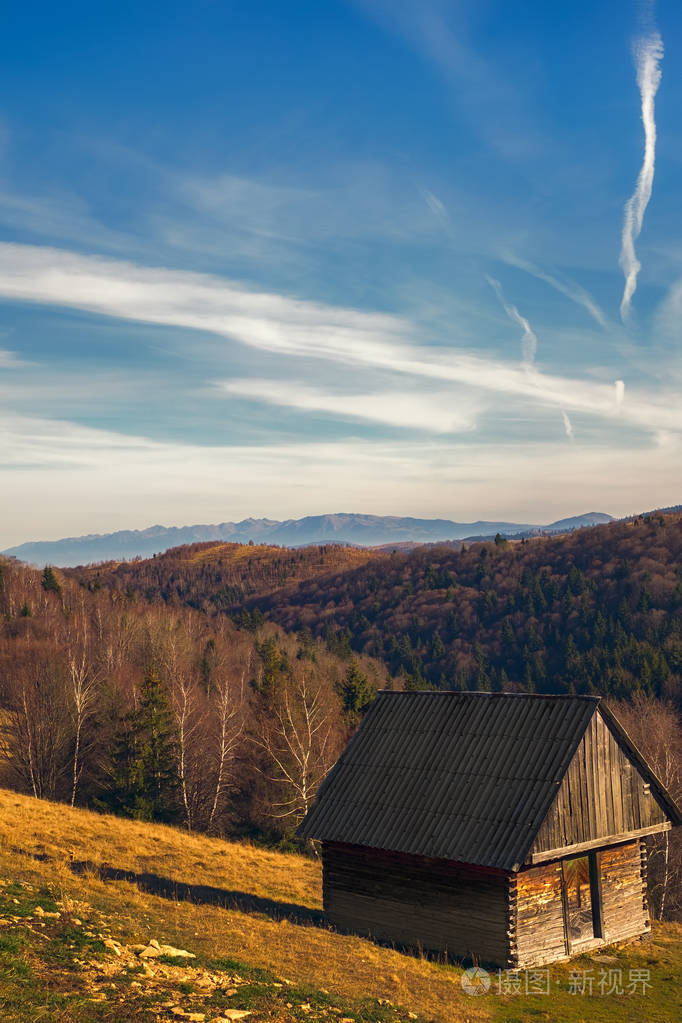 秋天山顶上的老茅屋