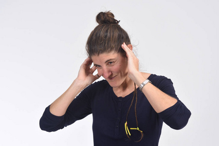 刺耳的声音图片