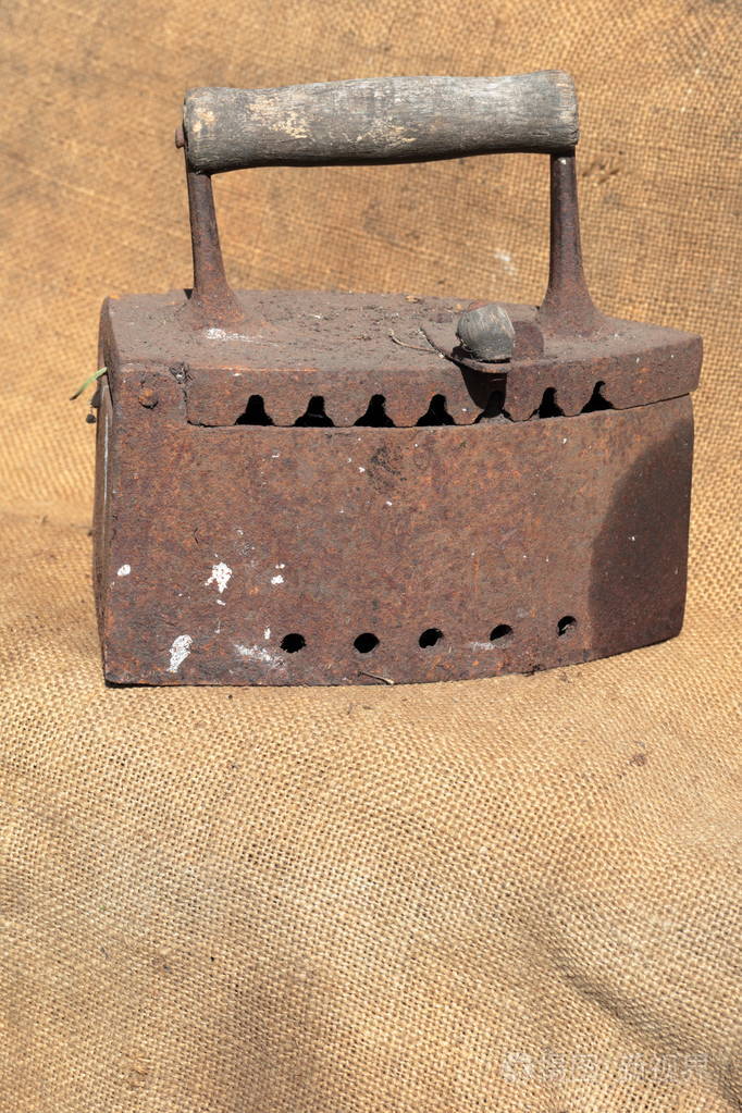 用于煤的稀有铁它站在一块粗糙的布上