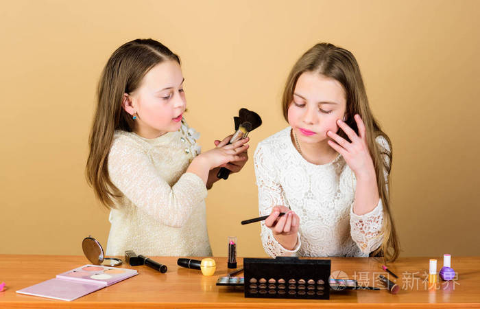 儿童小女孩选择化妆品.化妆品店.尝试风格.化妆课程.化妆艺术.