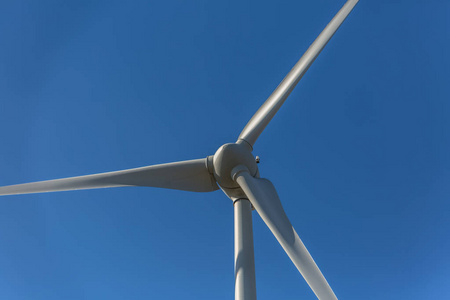 风力涡轮机的详细特写视图;发电机,转子和叶片视图照片