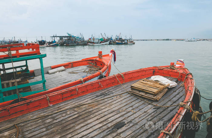 海岸海景中的渔业木船。