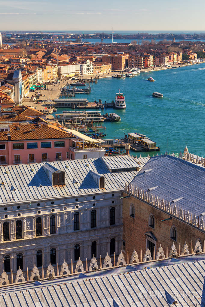 威尼斯全景鸟瞰红色屋顶,威尼斯,意大利.阿尔里