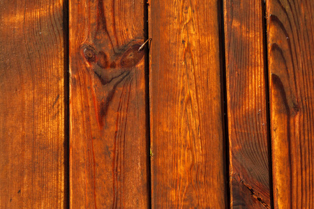地板方向湿木地板.湿木板质地.木沙滩道.木板背景.垂直方向照片