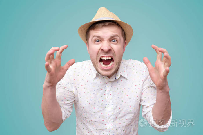 怒气冲冲怒气冲冲的男人张嘴大喊