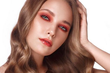 清新活泼美丽清新的女孩,完美的皮肤,鲜红的妆.美丽的脸蛋.照片