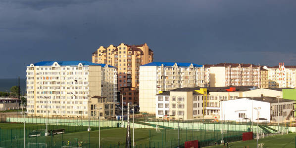 高层住宅楼背靠天空图片